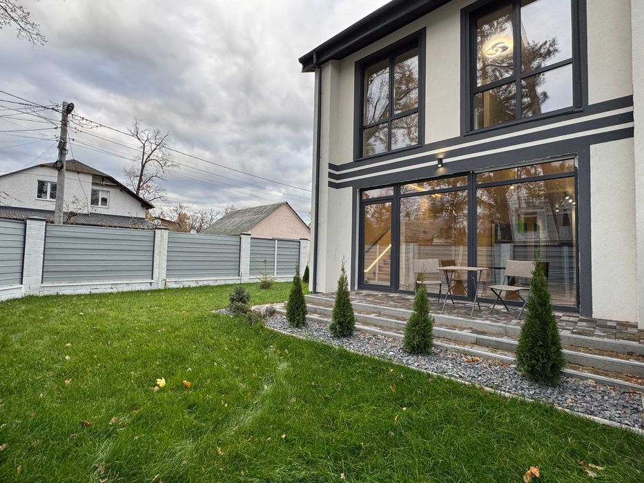 Крайній таун з ремонтом на 3 сотках в Бучі