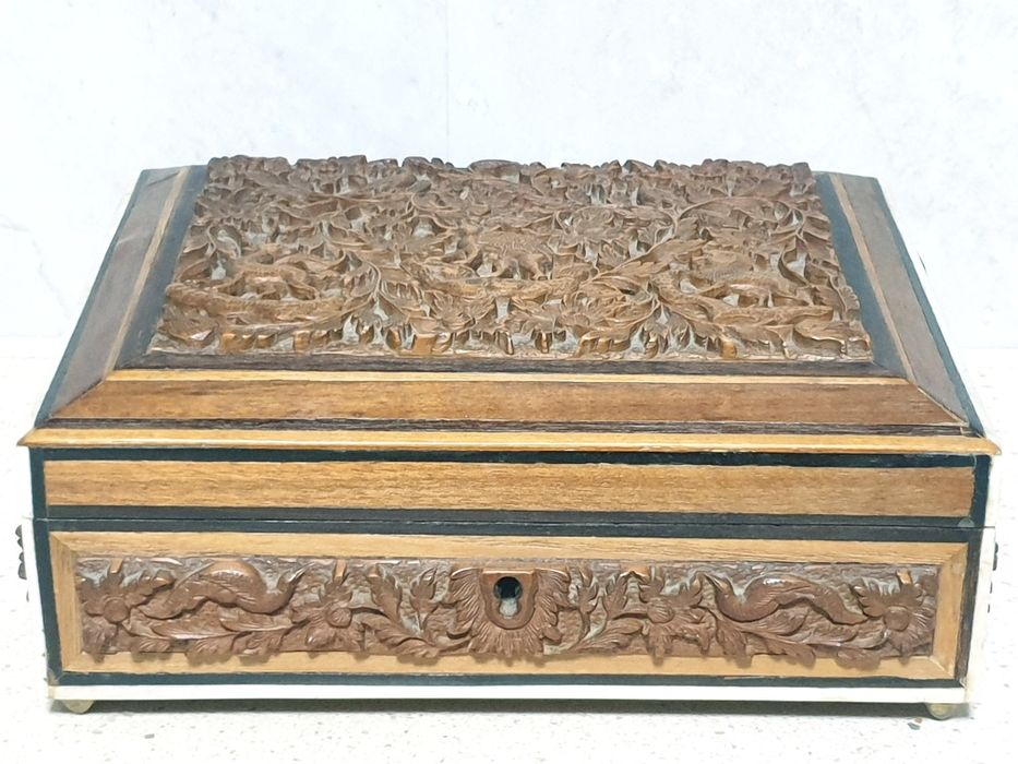 Linda antiga caixa esculpida em madeira sândalo com motivos exóticos