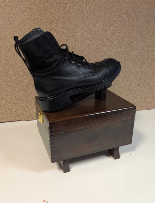 Eleganckie drewniane pudełko do past obuwniczych z podstawką na but