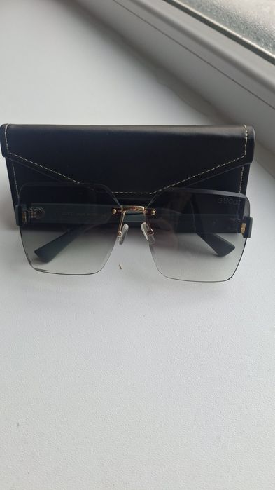 Сонцезахисні окуляри Gucci.