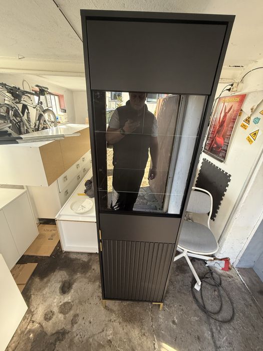 Witrynka czarna bardzo ladna ,stan ideany