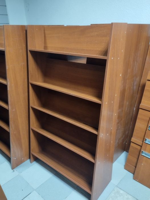 Стелажі під книги