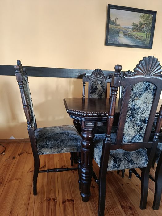 Stół rozkładany plus sześć krzeseł