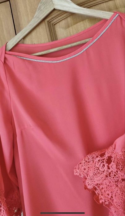 Blusa de senhora, na cor coral. Veste um L.