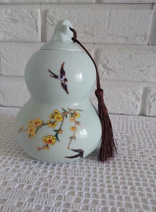Ceramiczny pojemnik z chwostem.
