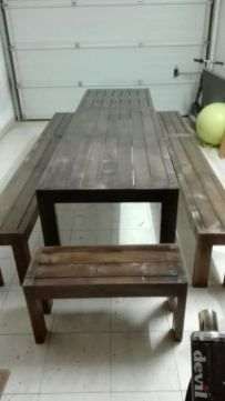 Conjunto de mesa e dois bancos corridos.