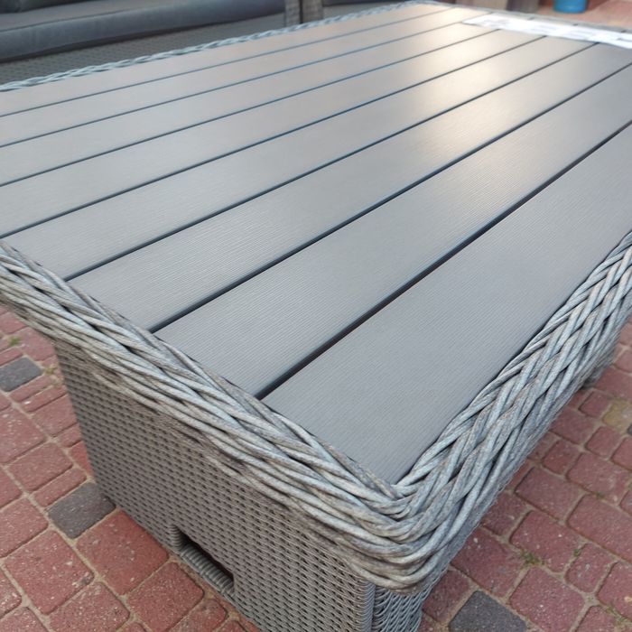 Meble ogrodowe duża sofa stół i dwa fotele.