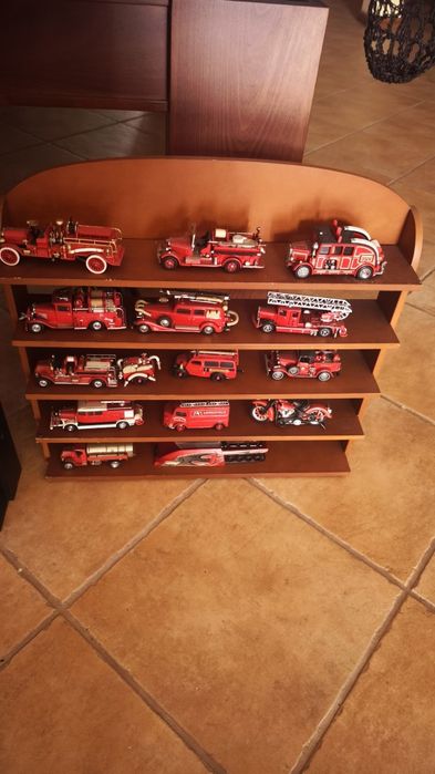 Carrinhos de bombeiros com suporte