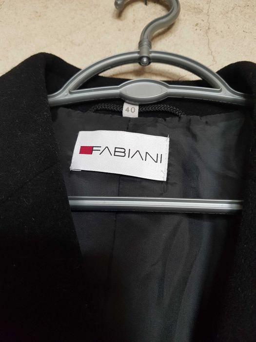 Damski czarny płaszcz "Fiabiani" wielkość 40
