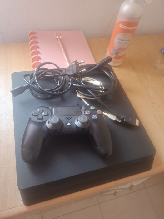 Sony PS4 de 500GB com comando e cabos
