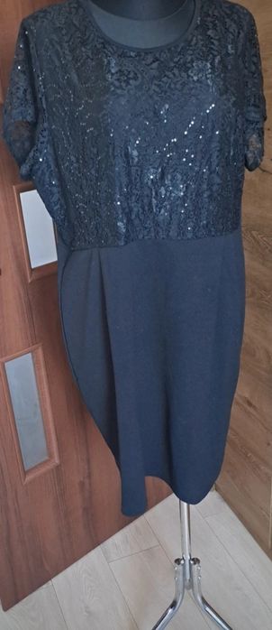 Elegancka mala czarna z koronka z przodu i blyskiem