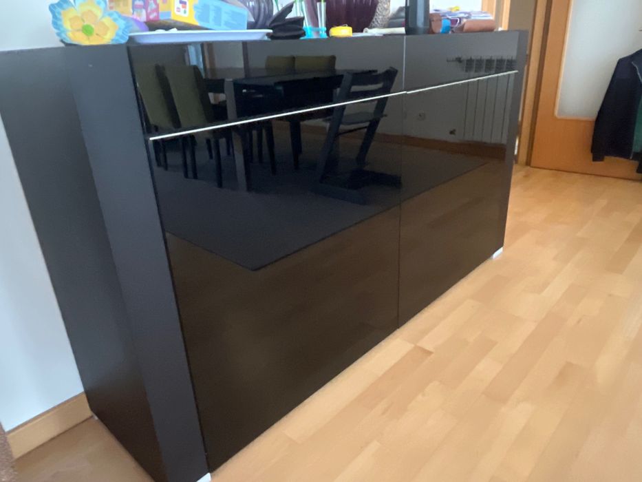Aparador vengue com detalhes em inox escovado
