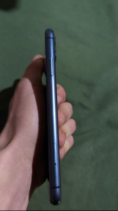 Айфон 11 чорного кольору