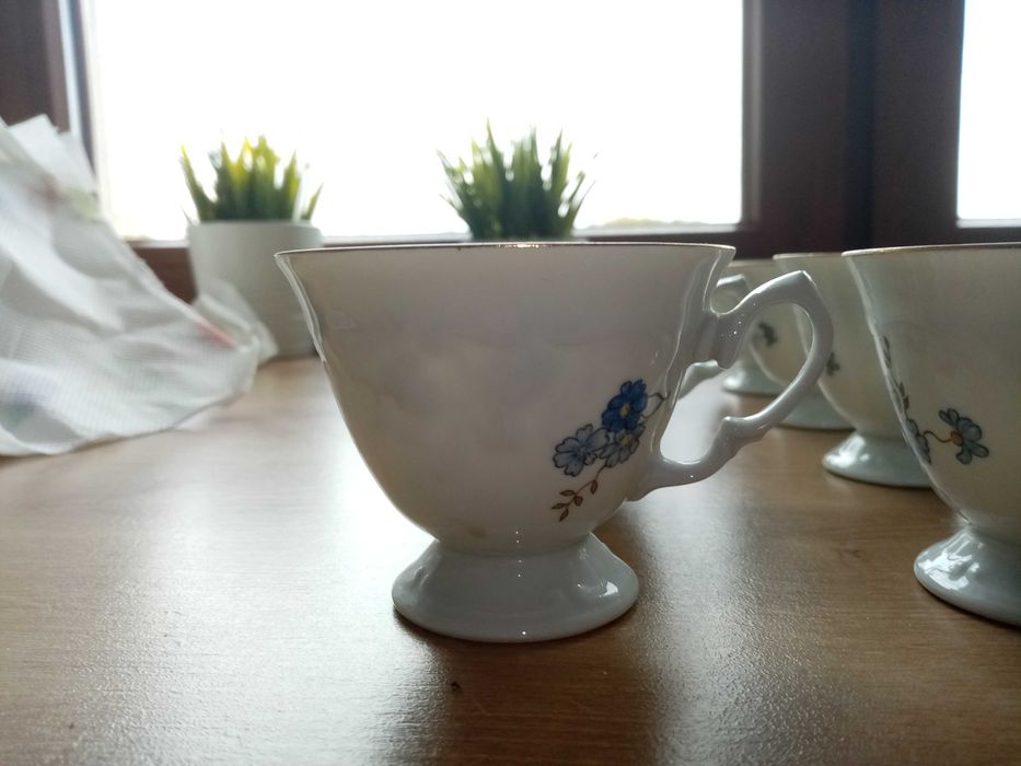 Zestaw porcelanowych filiżanek z czasów PRL