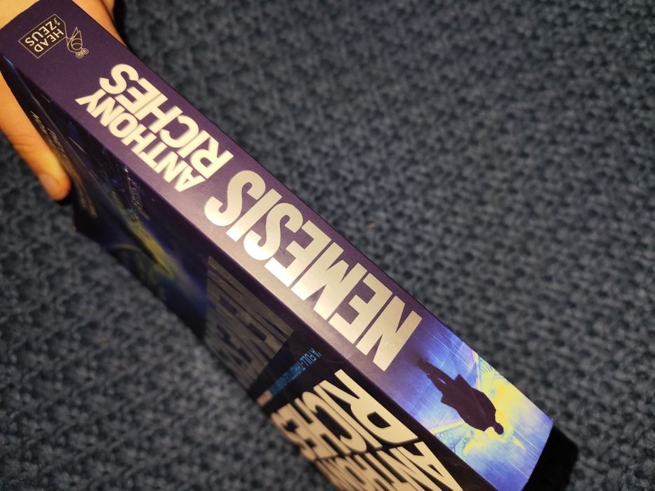 Немезида-Ентоні Річес англійською мовою