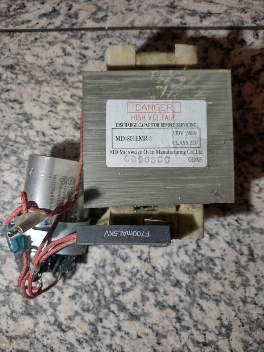 Transformator z mikrofali