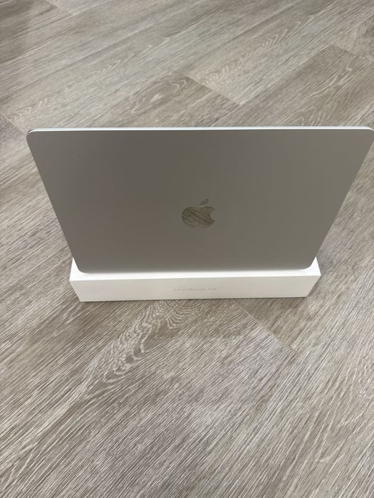 macbook air m2 (8 / 256 gb)