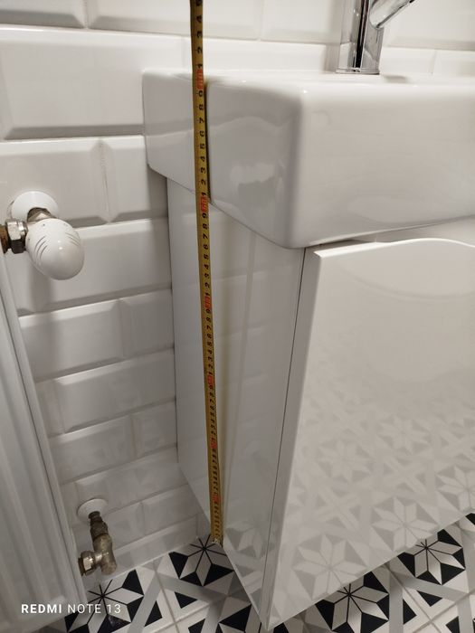 Umywalka z szafką wiszącą