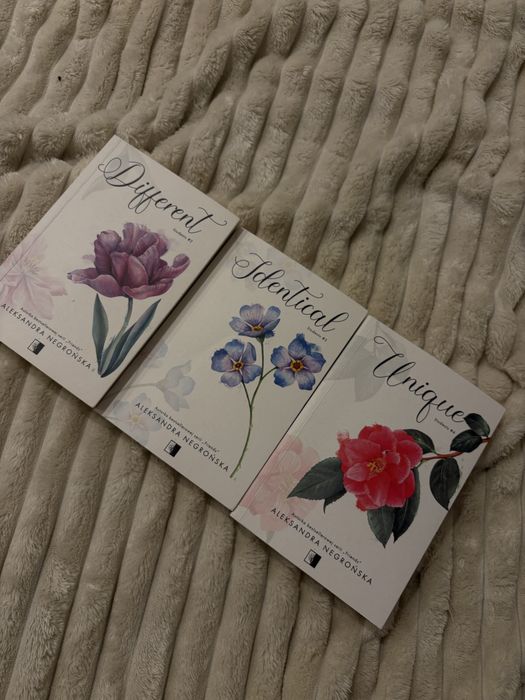 Trzy tomy książek serii students