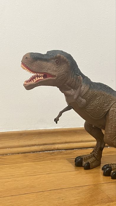 Динозавр на пульті на керуванні