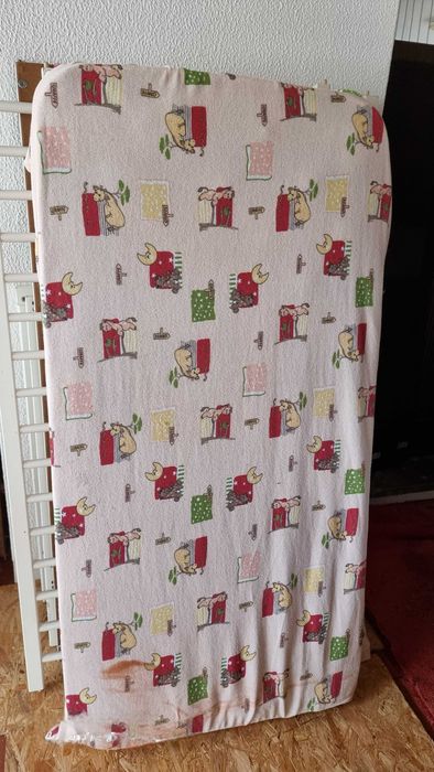 Cama de Bebé com Colchão – 20€