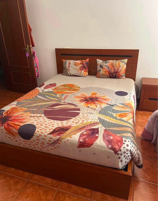 Quarto com mesa cabeceiira e comoda