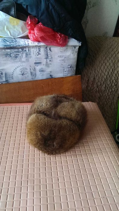 Зимняя меховая шапка-выполненная из коричневого натурального меха