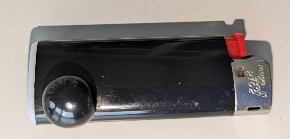 Isqueiro Bic pequeno com pequena anomalia de fábrica