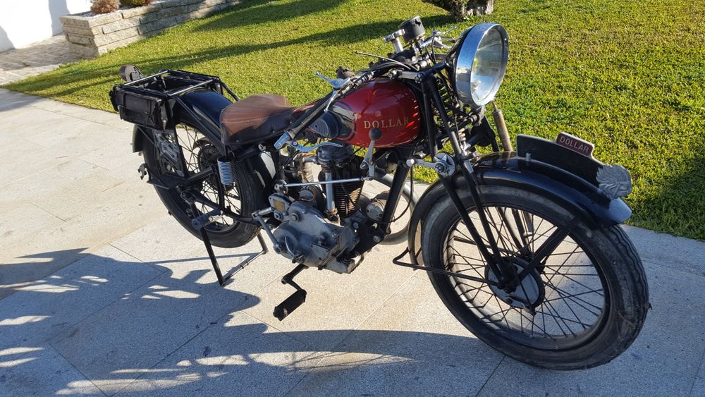 Moto Dóllar clássica antiga com matrícula da época nacional