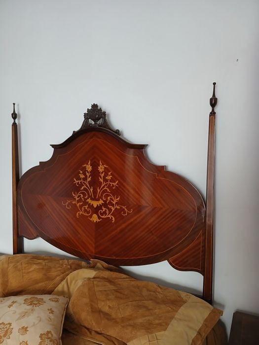 Excelente cama vintage com incrustacoes de madeira e 2 mesinhas de cabeceira