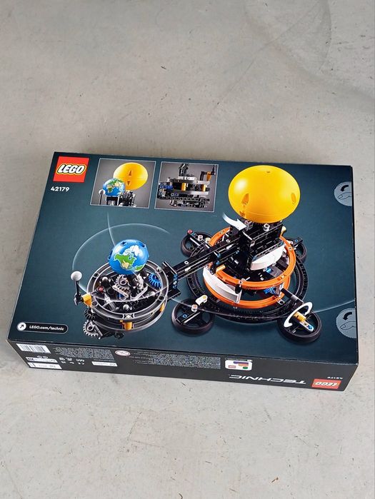 LEGO 42179 Technic Space Planeta Terra e Lua em Órbita