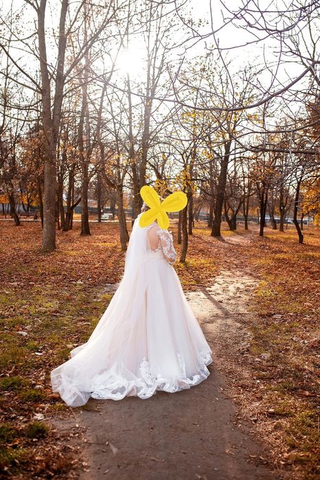 Весільна сукня з шлейфом