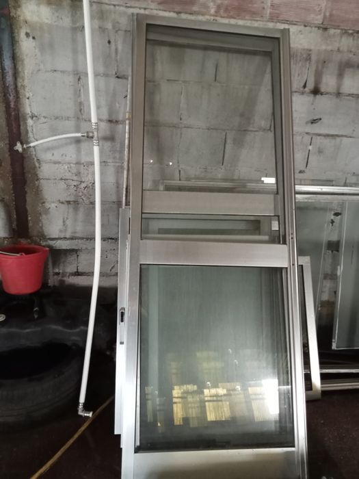 Porta janela, de sacada, em alumínio.
