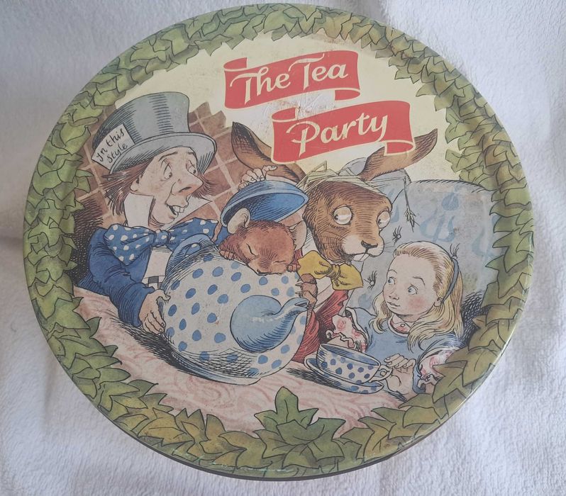 Caixa em Lata Vintage 'Alice no País das Maravilhas'