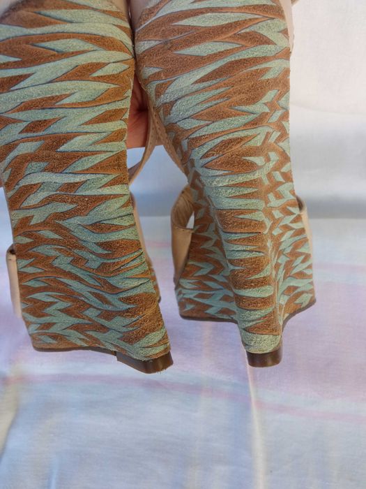 Босоніжки жіночі на танкетці