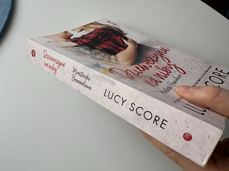 „Dziewczyna na niby” L. Score