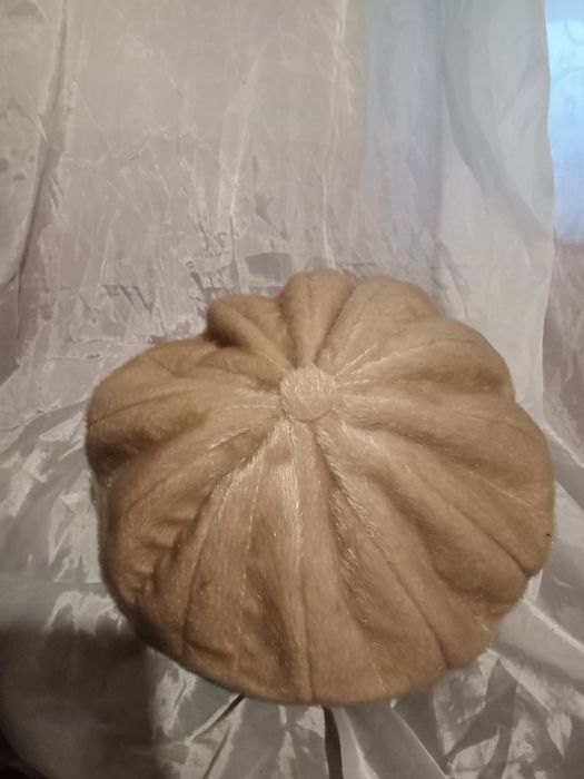 Женские натуральные шапки - береты.