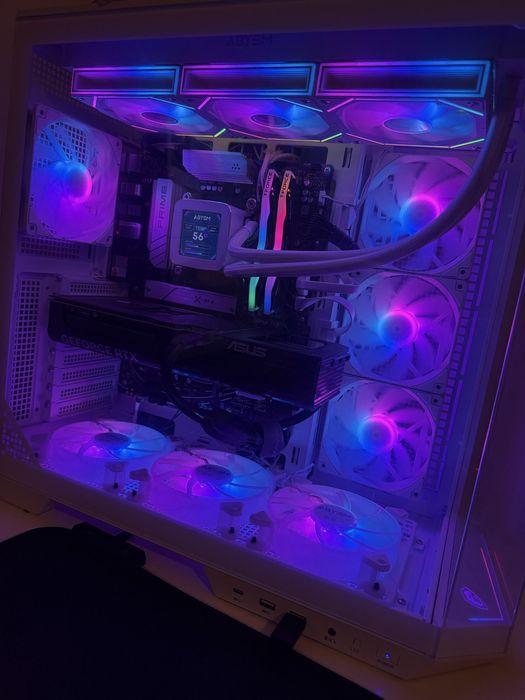 PC GAMER LUXE WHITE BUILD RTX 5070