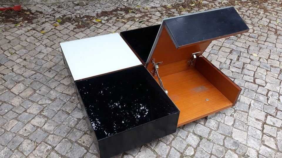 Mesa Baixa Quadrada de Sala, com 4 compartimentos escondidos