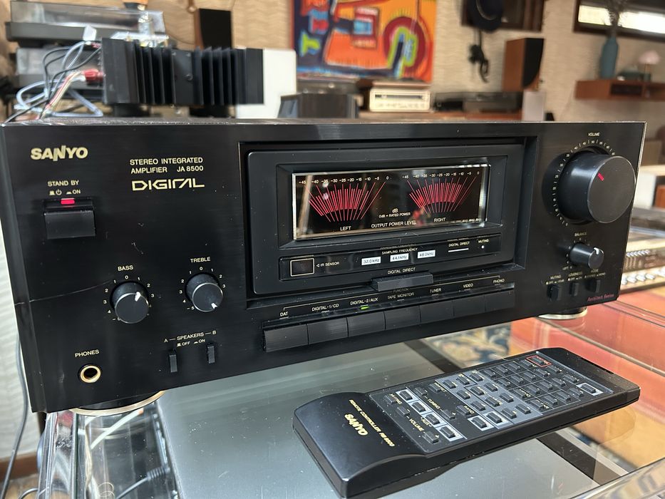 Fantastivo amplificador Sanyo JA8500 digital,com comando.exc estado