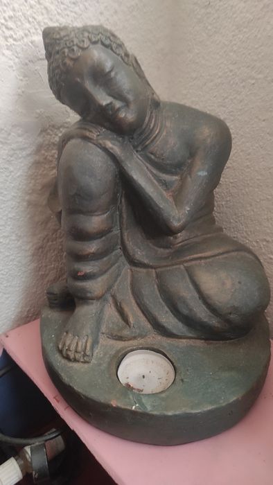 Buda tailandês com vela