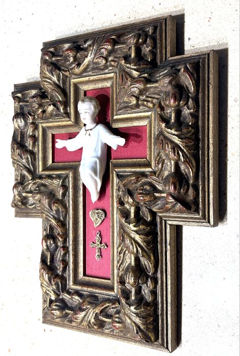 Antigo crucifixo em talha com amoroso Menino Jesus em porcelana