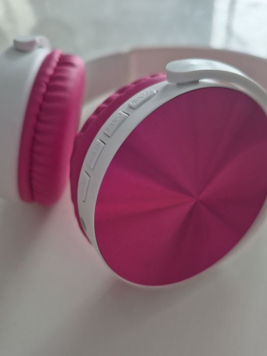 Бездротові навушники Maybelline New York з Bluetooth-з'єднанням.