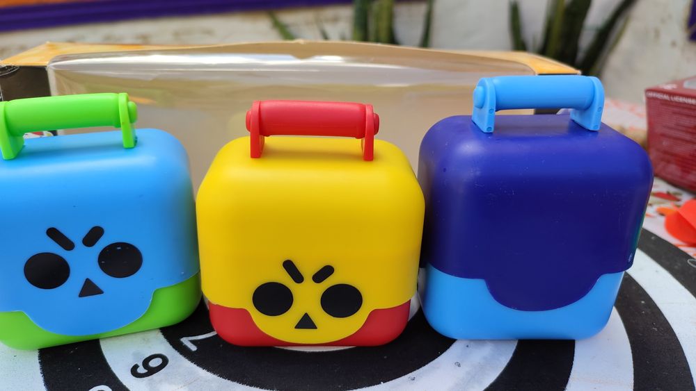 Фігурки героїв.в контейнерах