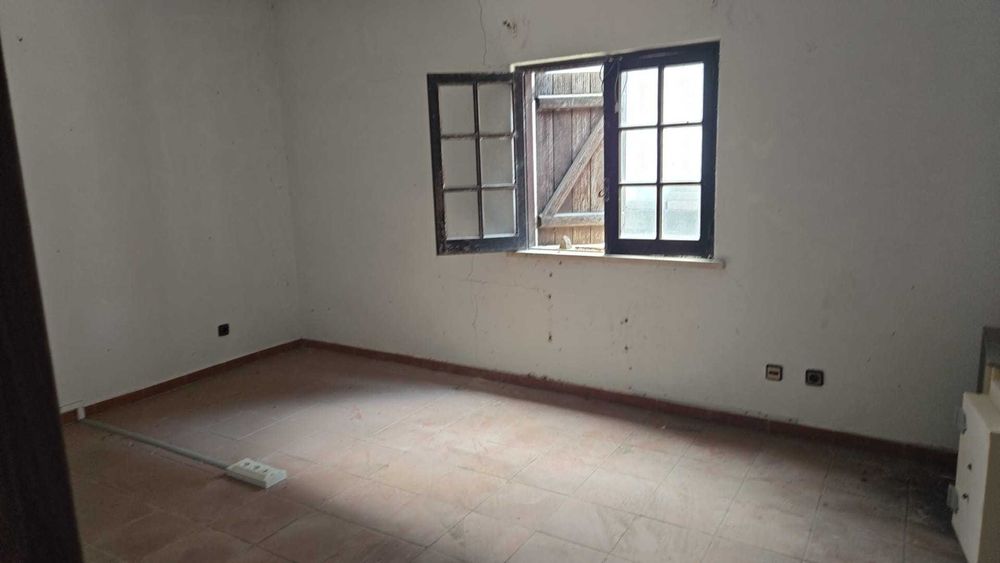 Moradia com cerca de 200m2 - Aldeia Nova