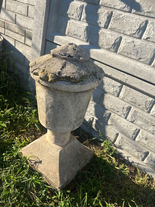 Betonowy kielich, postument