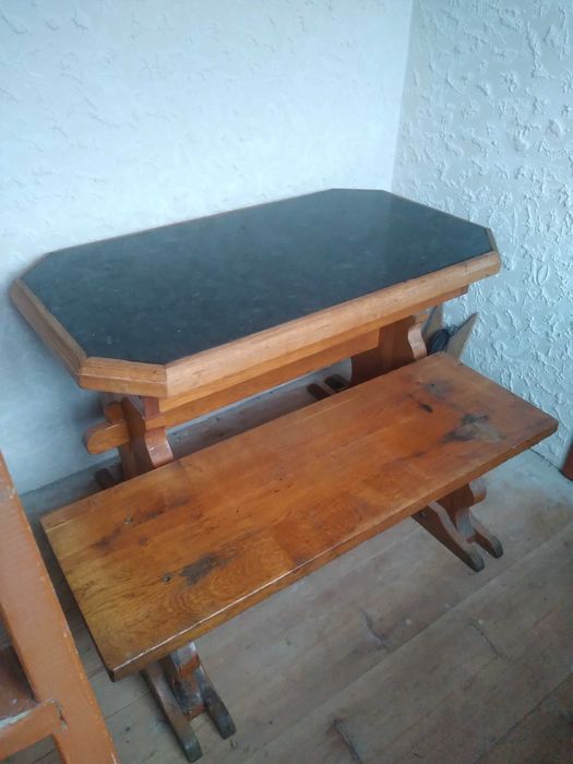 Стіл дві лавки ,все з дуба столешня з граніту ,дача беседка,кухня