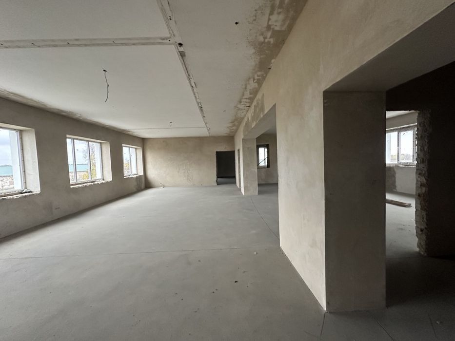 Продам ферму (корівники) з ділянкою 25га