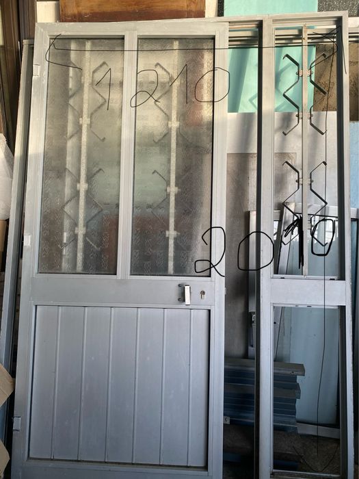 Várias Janelas de Aluminío c/ Vidro Simples e Porta