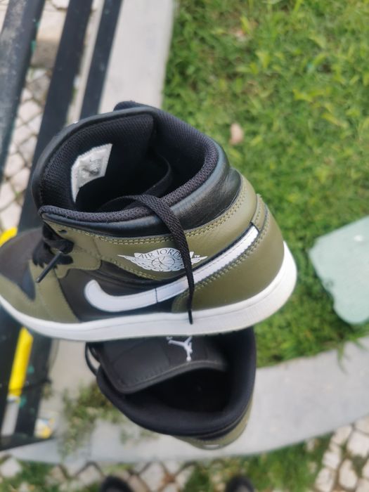 Air Jordan 1 Mid Originais em verde tropa e preto. Tamanho 42